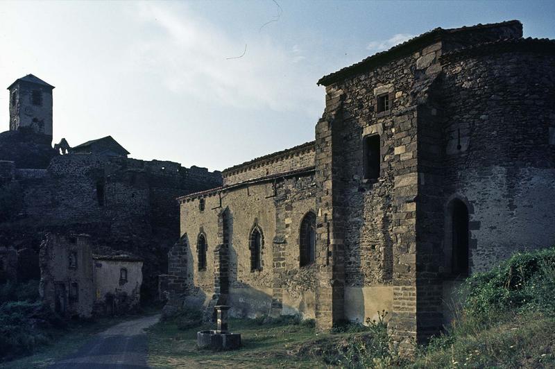 Ensemble de l'église en ruines