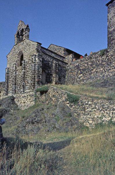 Façade ouest de l'église en ruines