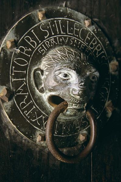 Porte sud : marteau de porte en bronze - © Ministère de la Culture (France), Médiathèque du patrimoine et de la photographie, diffusion RMN-GP