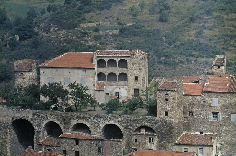 Ancien château féodal et remparts, maisons en pierre