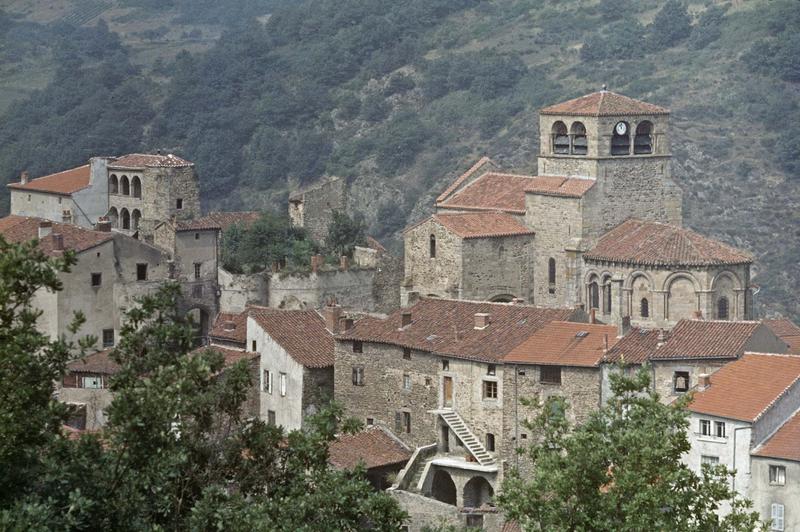 Ancien château féodal et la collégiale Saint-Laurent, maisons en pierre