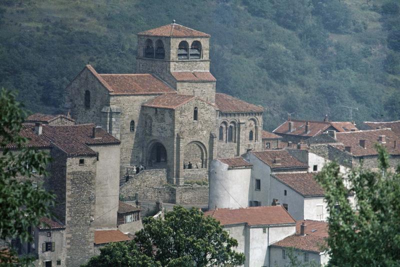 Ensemble de la collégiale et maisons en pierre