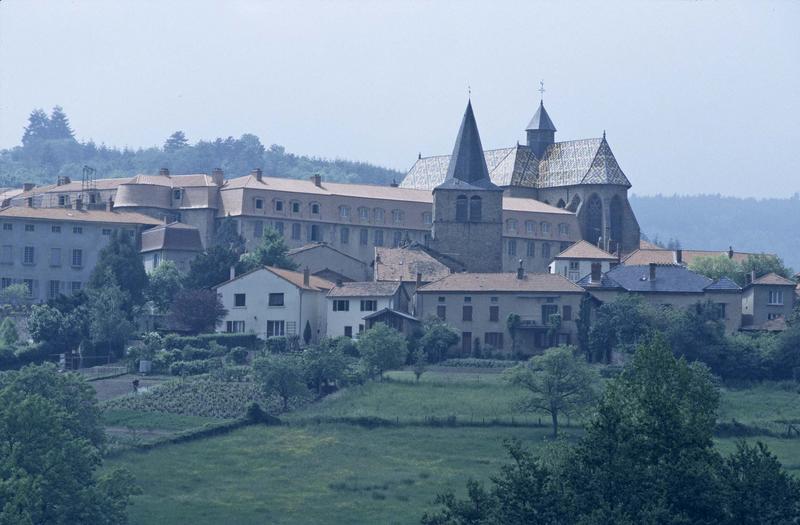 Ensemble du prieuré bénédictin et de l'église, maisons environnantes