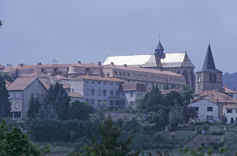 Ensemble du prieuré bénédictin et de l'église, maisons environnantes