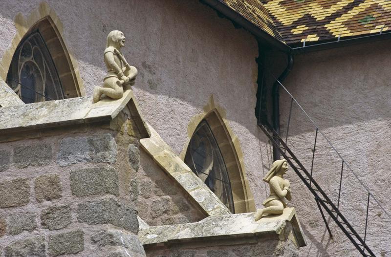 Statues sur la façade de l'église