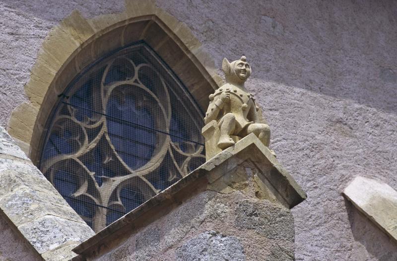 Statue sur la façade de l'église