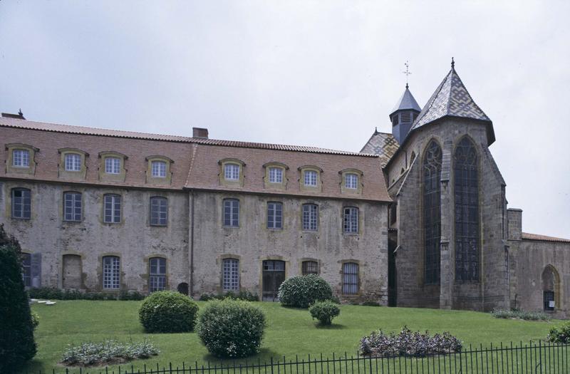 Abside de l'église et façade du prieuré bénédictin