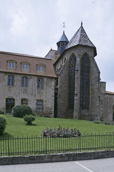 Abside de l'église et façade du prieuré bénédictin