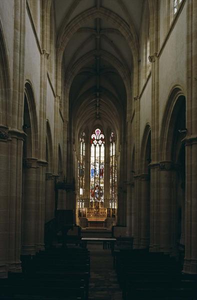 Intérieur : la nef vers le choeur