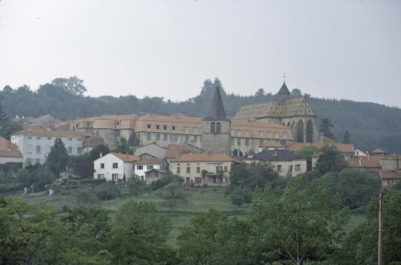 Ensemble du prieuré bénédictin et de l'église, maisons environnantes