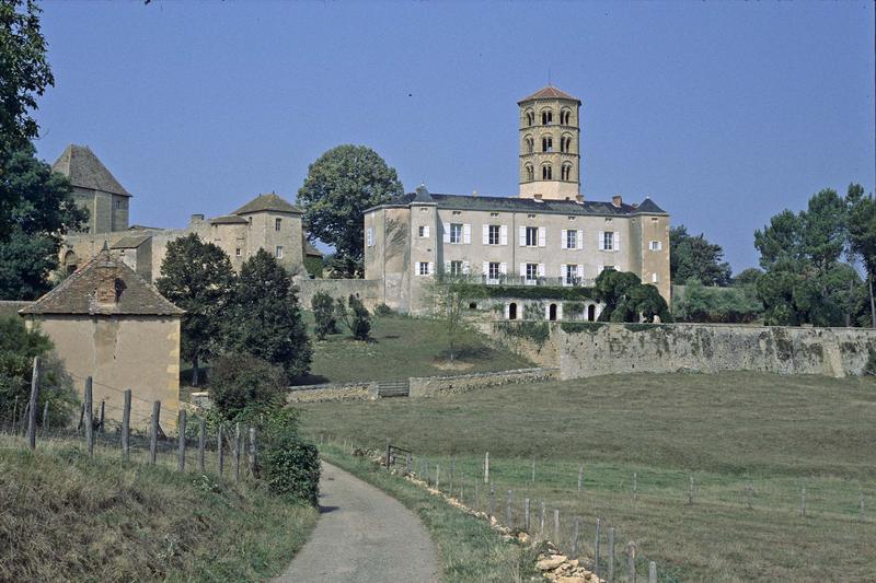 Ensemble du prieuré et clocher de l'église