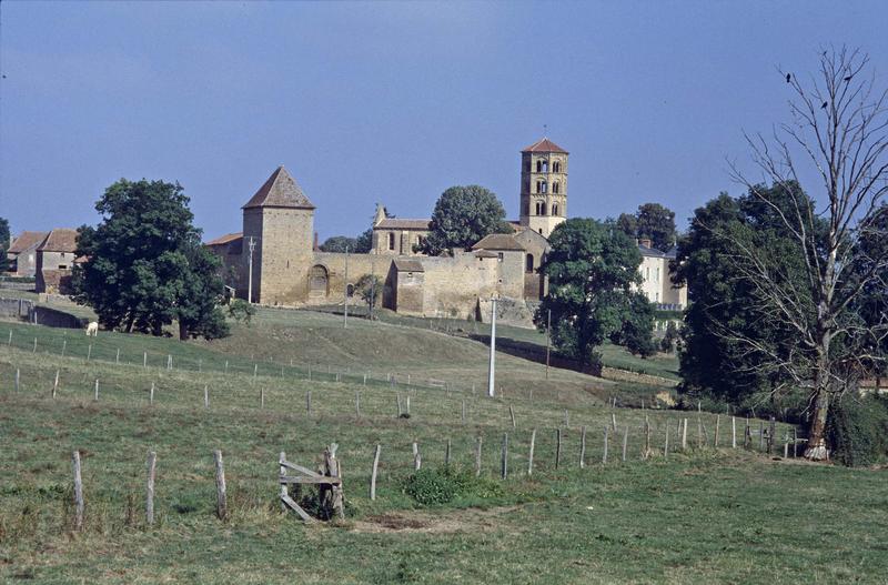 Ensemble du prieuré et clocher de l'église