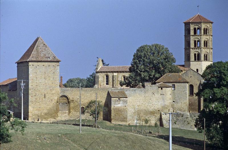 Ensemble du prieuré et clocher de l'église