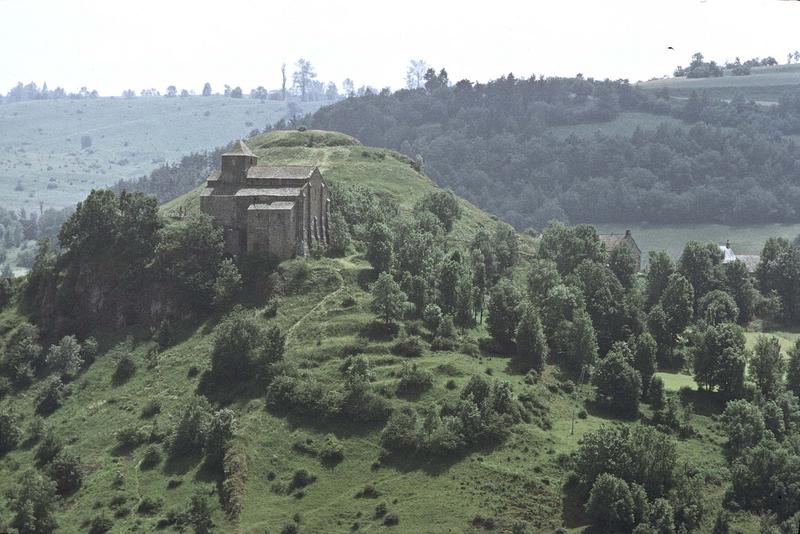 Vue éloignée sur l'ensemble isolé dans la campagne