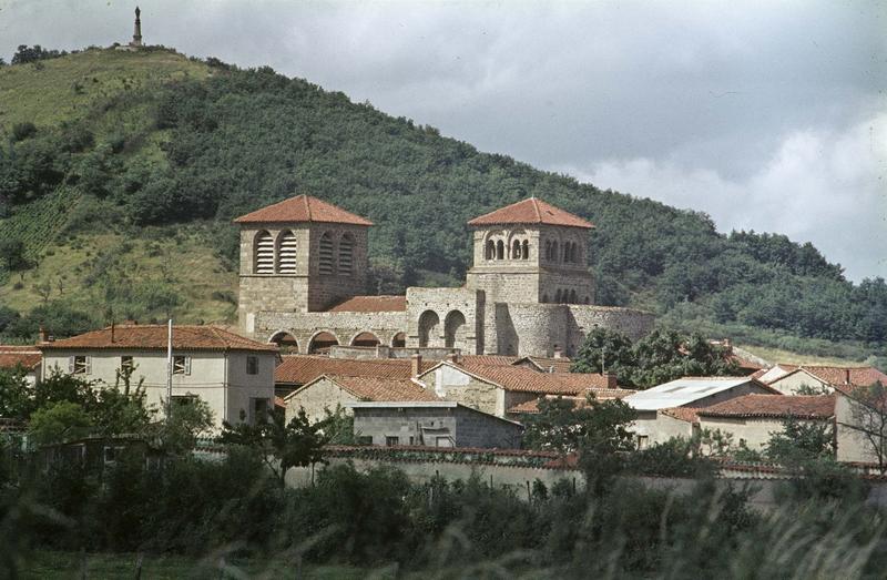 Ensemble sud et clochers, maisons environnantes