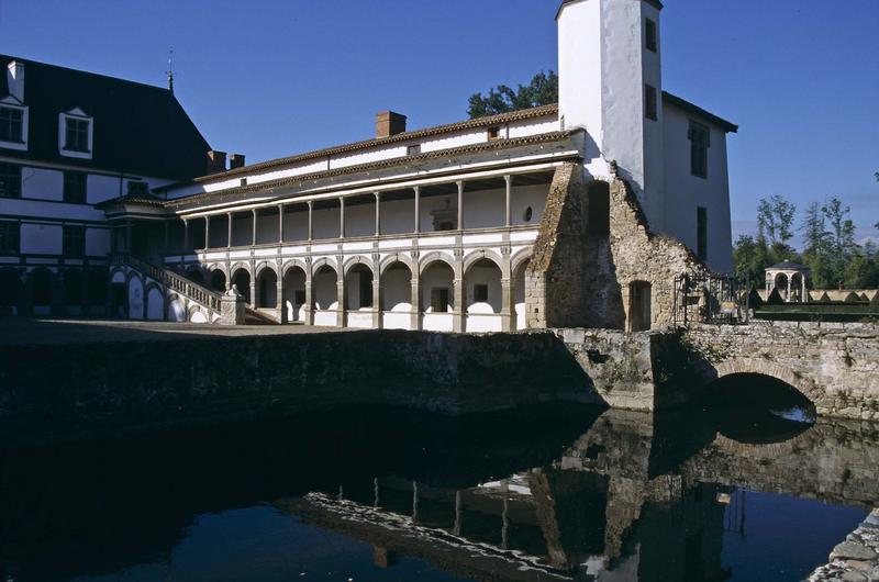 Loggia sur cour d'honneur, douves et pont en pierre au premier plan