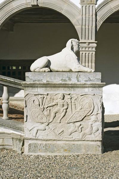 Cour d'honneur : statue de lion en bas de l'escalier