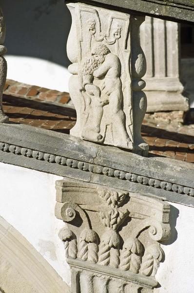 Cour d'honneur :  montants sculptés de la rampe de l'escalier