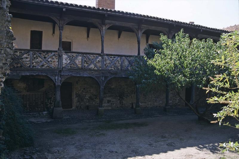 Cloître : loggia à arcades