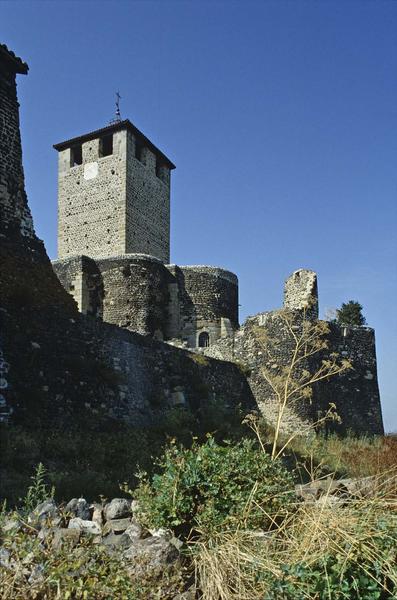 Clocher de l'église et tours sur les remparts