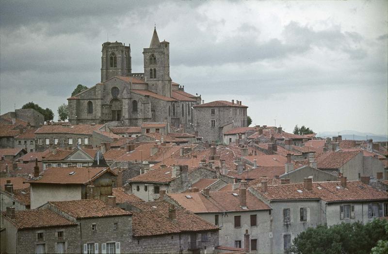 Vue générale de la ville, ensemble de l'église