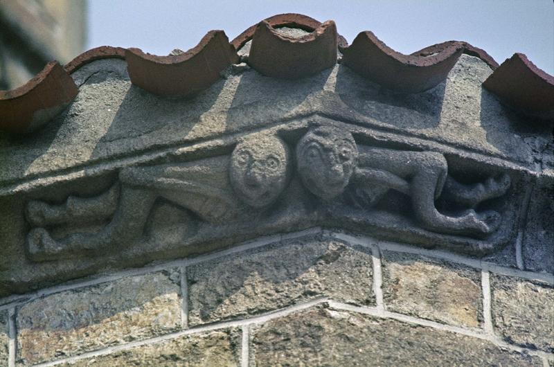 Sous une corniche, petits personnages sculptés