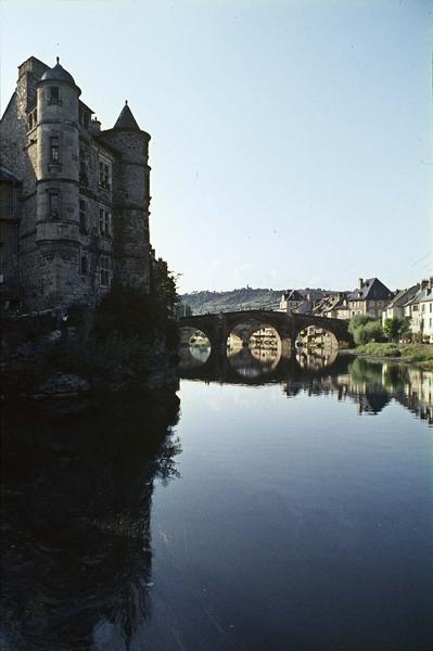 Façade du château et vieux pont sur le Lot