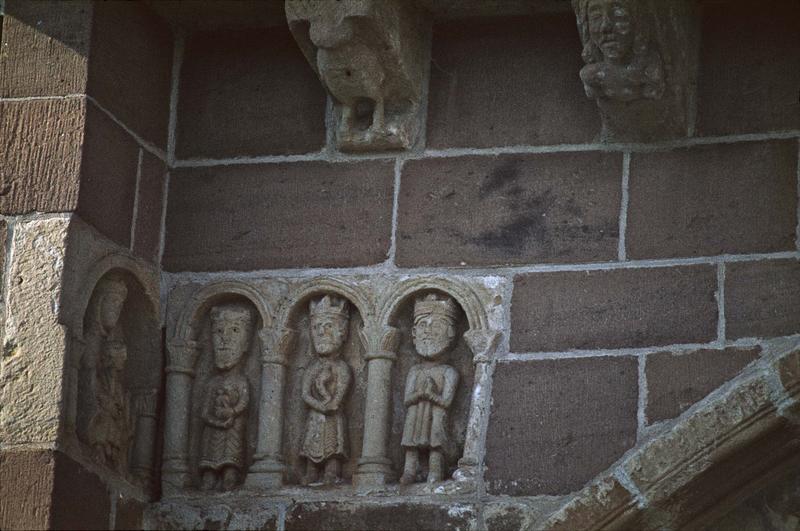 Façade sud : statues de rois au-dessus du portail