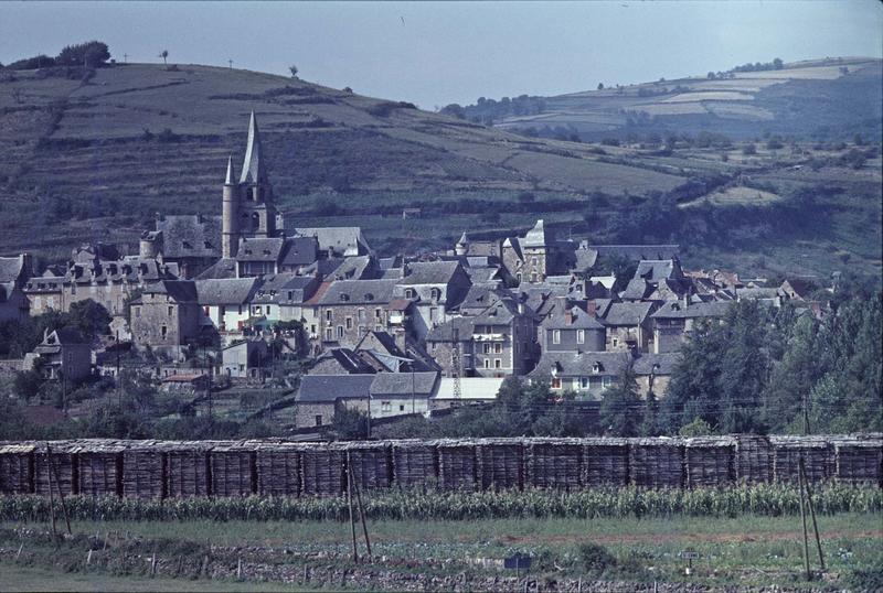 Vue générale de la ville, ensemble de l'église