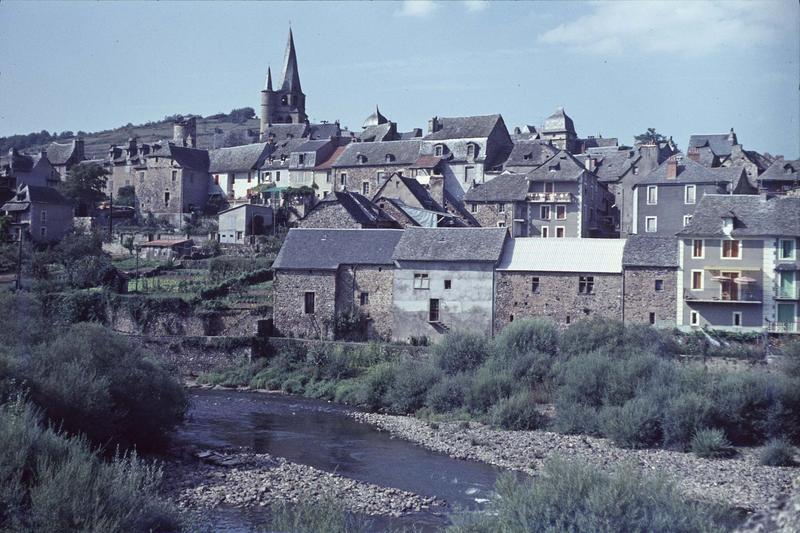 Vue générale de la ville, ensemble de l'église