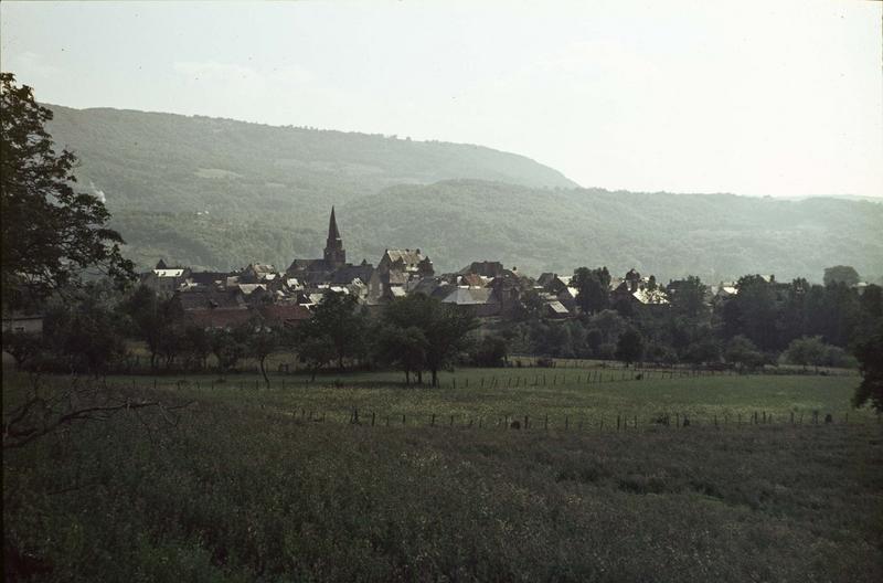 Vue générale de la ville, ensemble de l'église