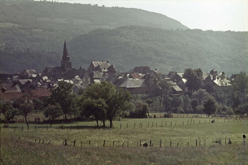 Vue générale de la ville, ensemble de l'église