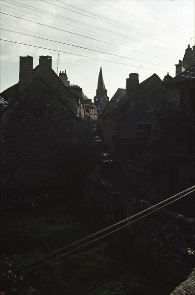 Ruelle sombre vers le clocher de l'église