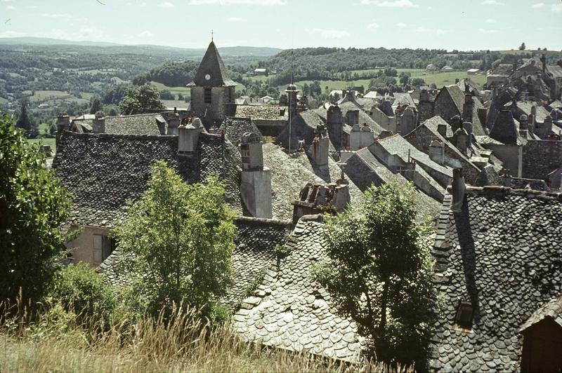 Vue générale de la ville, ensemble de l'église