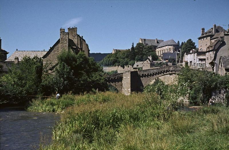 Pont en pierre et maisons anciennes en pierre