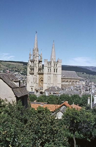 Ensemble sud-ouest de la cathédrale, maisons environnantes