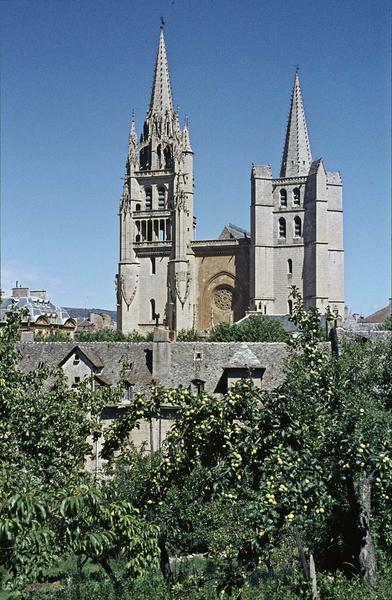 Façade ouest, maison au premier plan