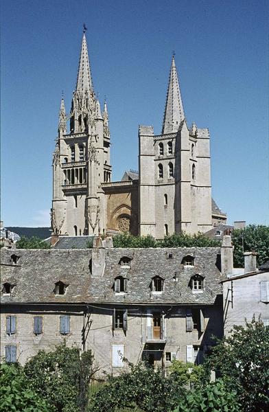 Façade ouest, maison au premier plan