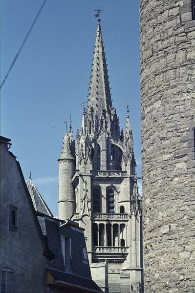 Flèche de la cathédrale et détail de la tour