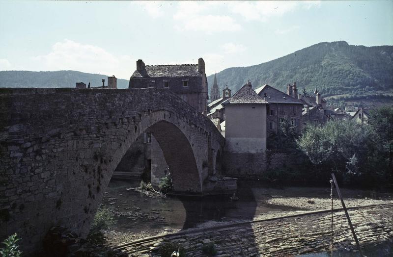 Pont en pierre et maisons anciennes en pierre