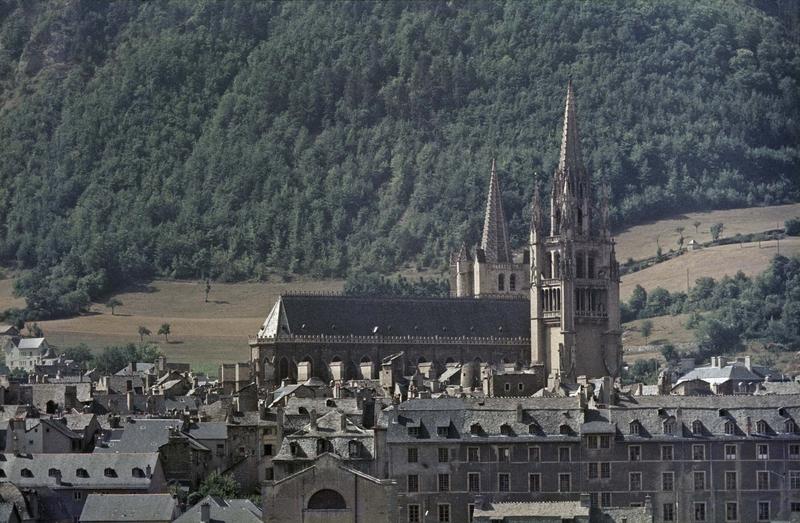 Façade nord et flèches, maisons environnantes