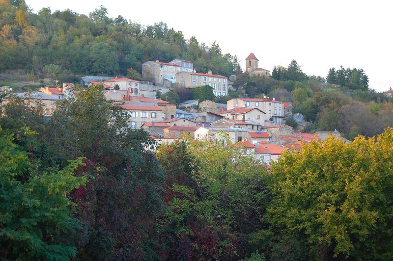 Village : vue générale du village avec l'ancienne église Notre-Dame