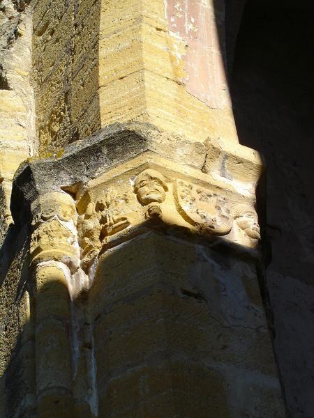 Ancienne église Notre-Dame : détails sculptés d'un des chapiteaux sculptés du choeur côté nord