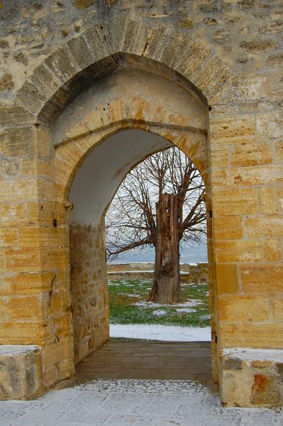 Ancienne église Notre-Dame : vue du porche nord depuis la nef ruinée