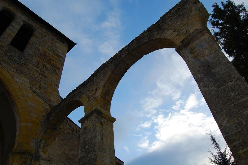 Ancienne église Notre-Dame : vue partielle de la nef ruinée