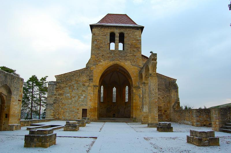 Ancienne église Notre-Dame : vue générale du clocher et de la nef ruinée