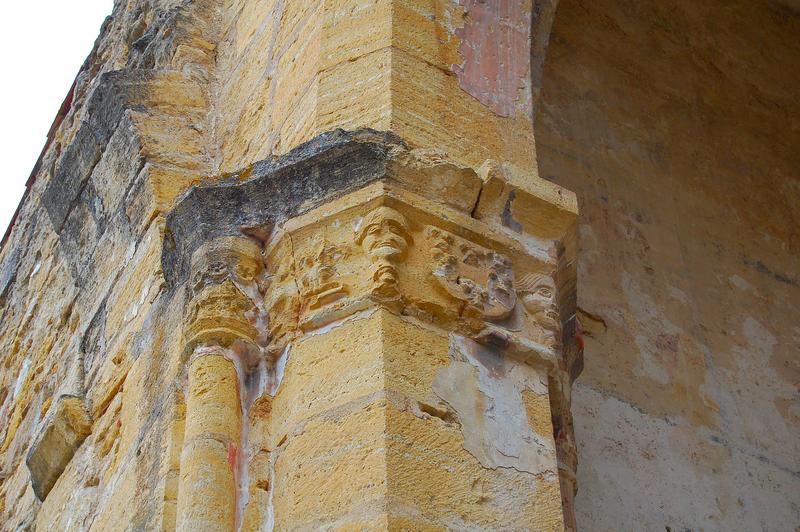 Ancienne église Notre-Dame : détail d'un des chapiteaux de la croisée du transept côté sud