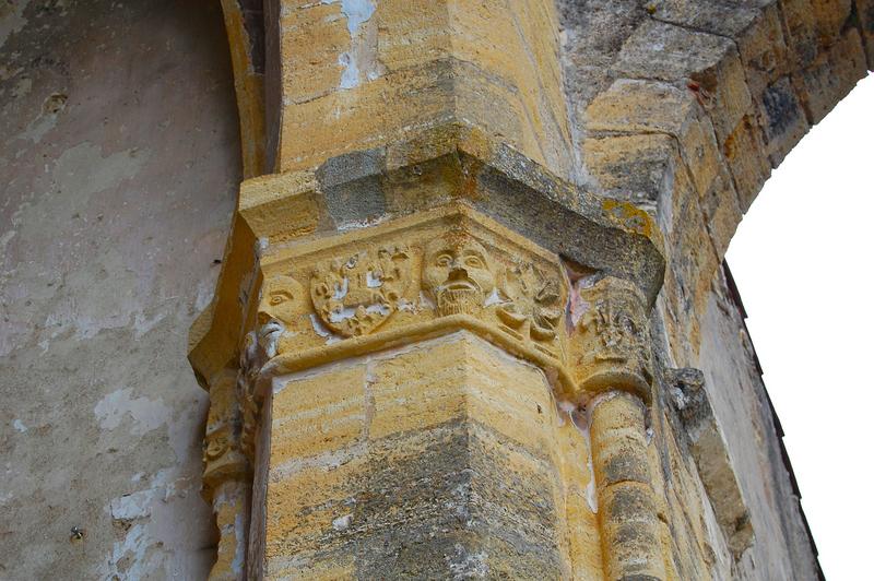 Ancienne église Notre-Dame : détail d'un des chapiteaux de la croisée du transept côté nord