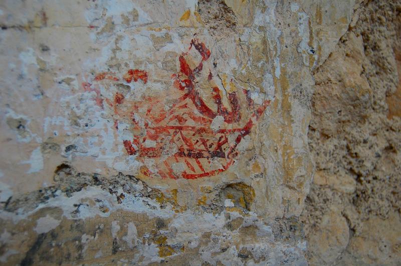 Ancienne église Notre-Dame : détail, peinture murale, couronne (?)