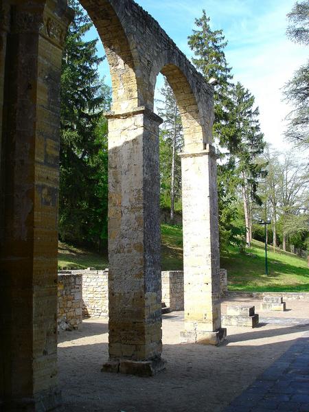 Ancienne église Notre-Dame : vue partielle de la nef ruinée